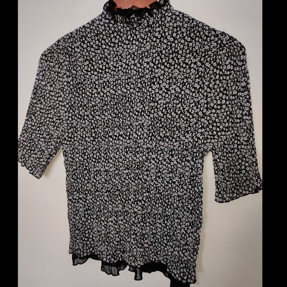 Black Floral Frilled Shirt (INTERNATIONAL)🤍🖤 - Picture 6 of 10